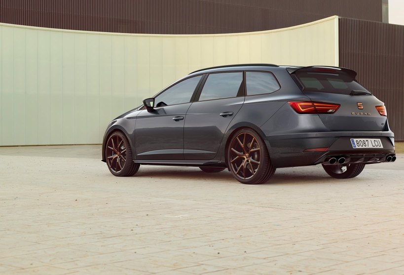 Side and rear view of the CUPRA Leon R Sportstourer
