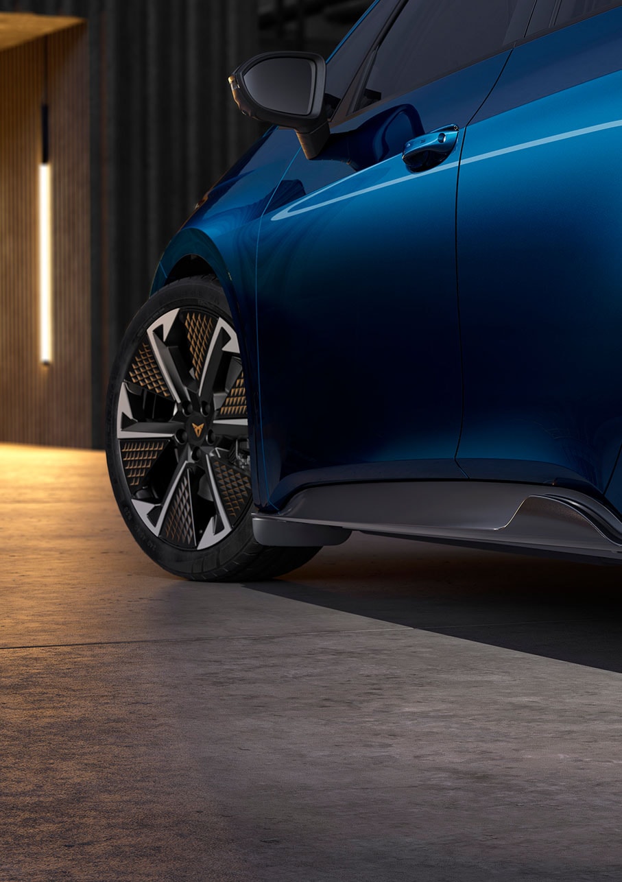CUPRA Born kerevärviga Aurora Blue koos tagumiste porikummidega