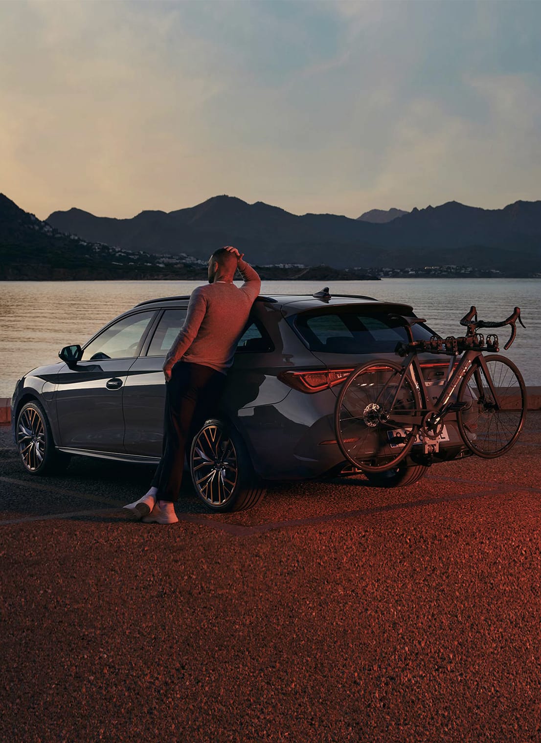 CUPRA León SP with a towing bracket bicycle carrier.