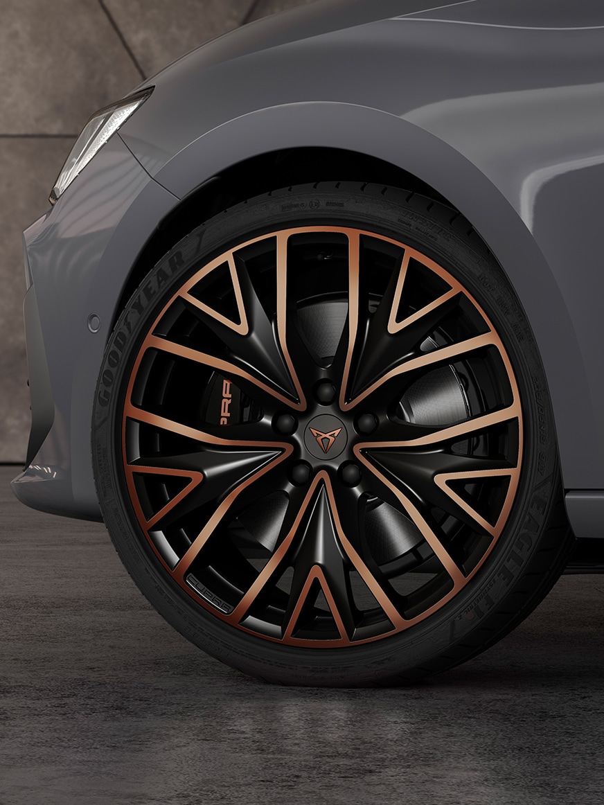 19” Alloy Wheels of the new CUPRA Leon Sportstourer ehybrid Family Sports Car in graphene