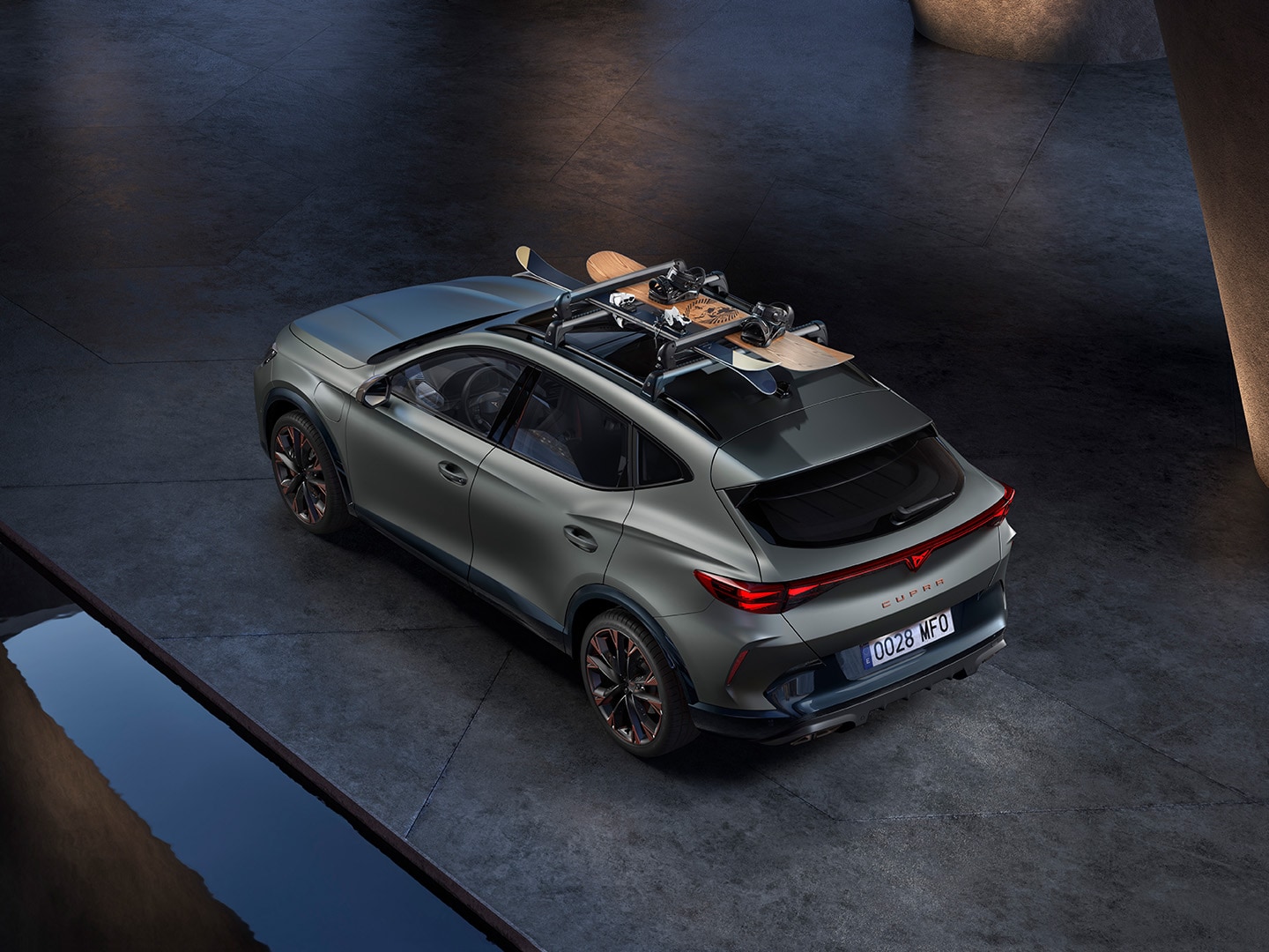 CUPRA Formentor koos suusahoidjaga Xtender. Kuni 5 paari suuski mahutava suusahoidjaga Xtender varustatud CUPRA Formentor ning suusareisiks valmistuvad inimesed lumise mäe taustal.