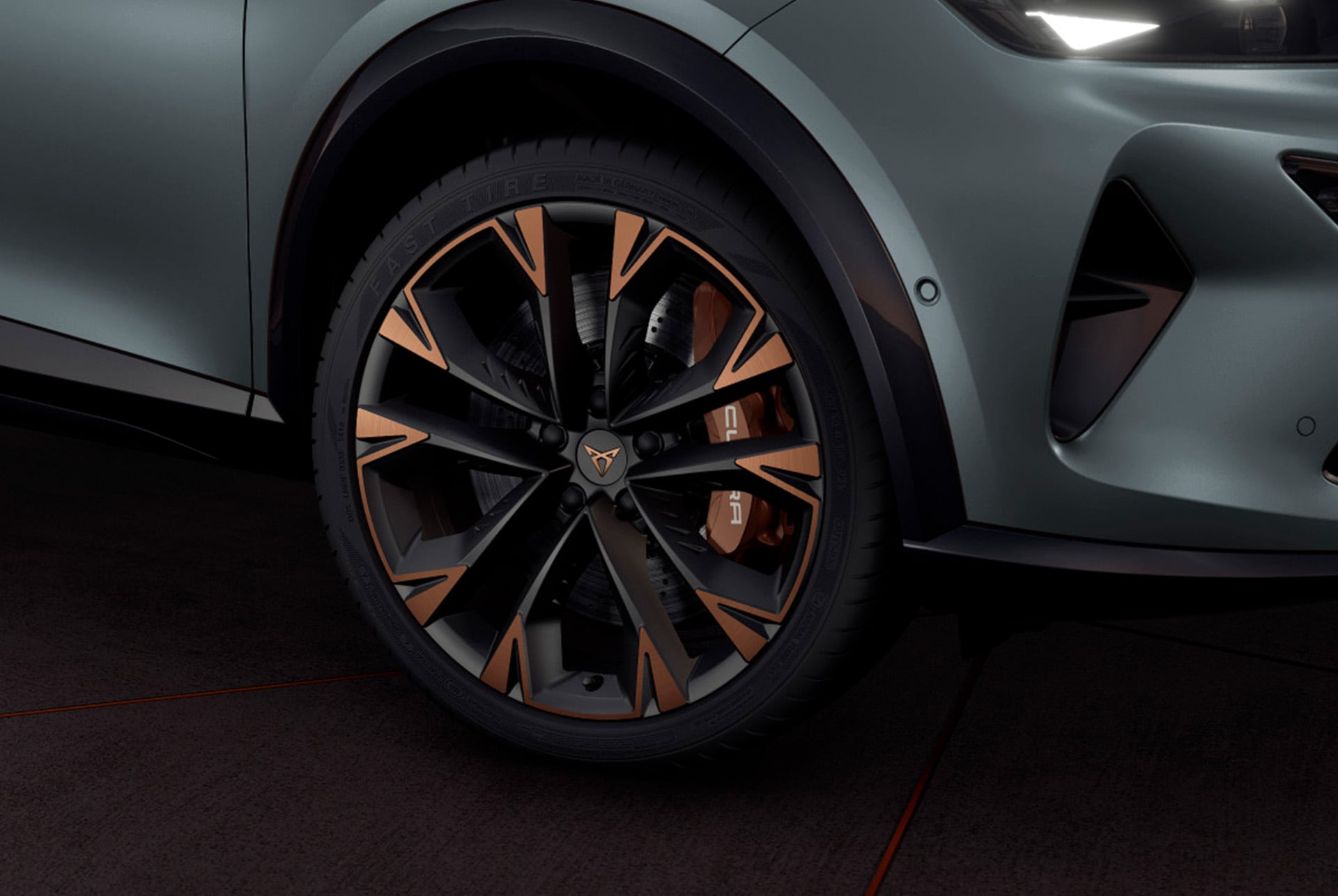 CUPRA Formentori välisvaade, vasksete aktsentidega veljed, Akebono pidurid, küljepeegel, rehvid, mudeli tunnuseks olevad kolmnurksed LED-esituled ja CUPRA logo.