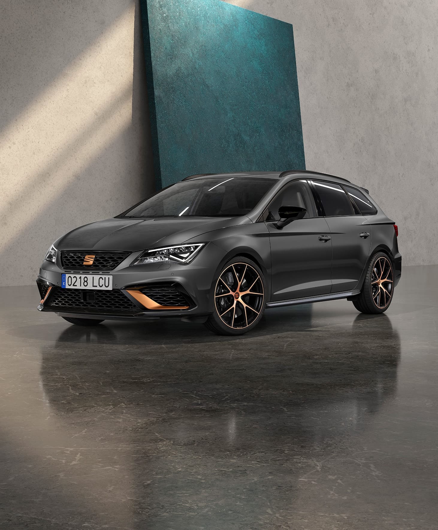 Leon CUPRA R SPORTSTOURER at the garage