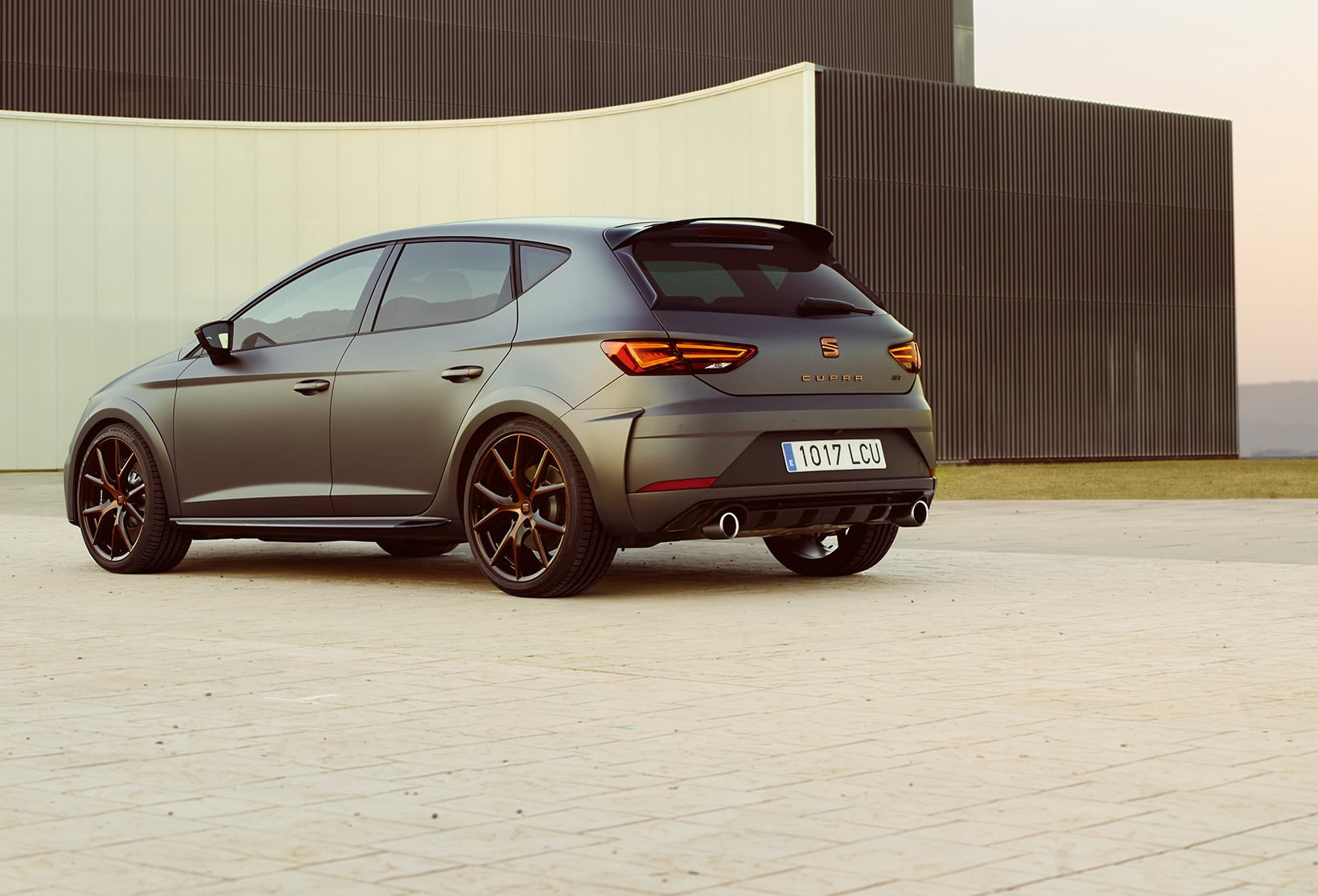 Leon CUPRA R from behind