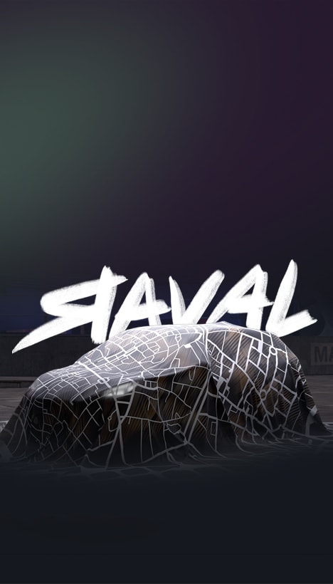 CUPRA Raval on kaetud tumeda kangaga, millel on Barcelona Ravali linnaosa tänavakaardi valge muster. Auto taga on tume taust, millel on suur valge kiri „RAVAL“.