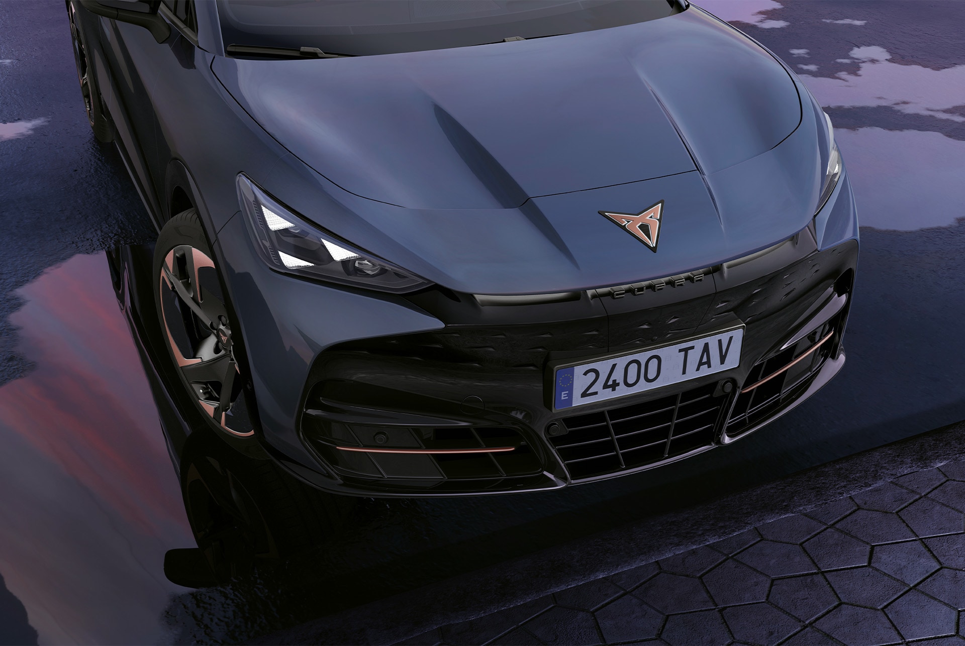 Cupra Tavascani eestvaade: numbrimärk, vaskne logo kapotil ja esituled