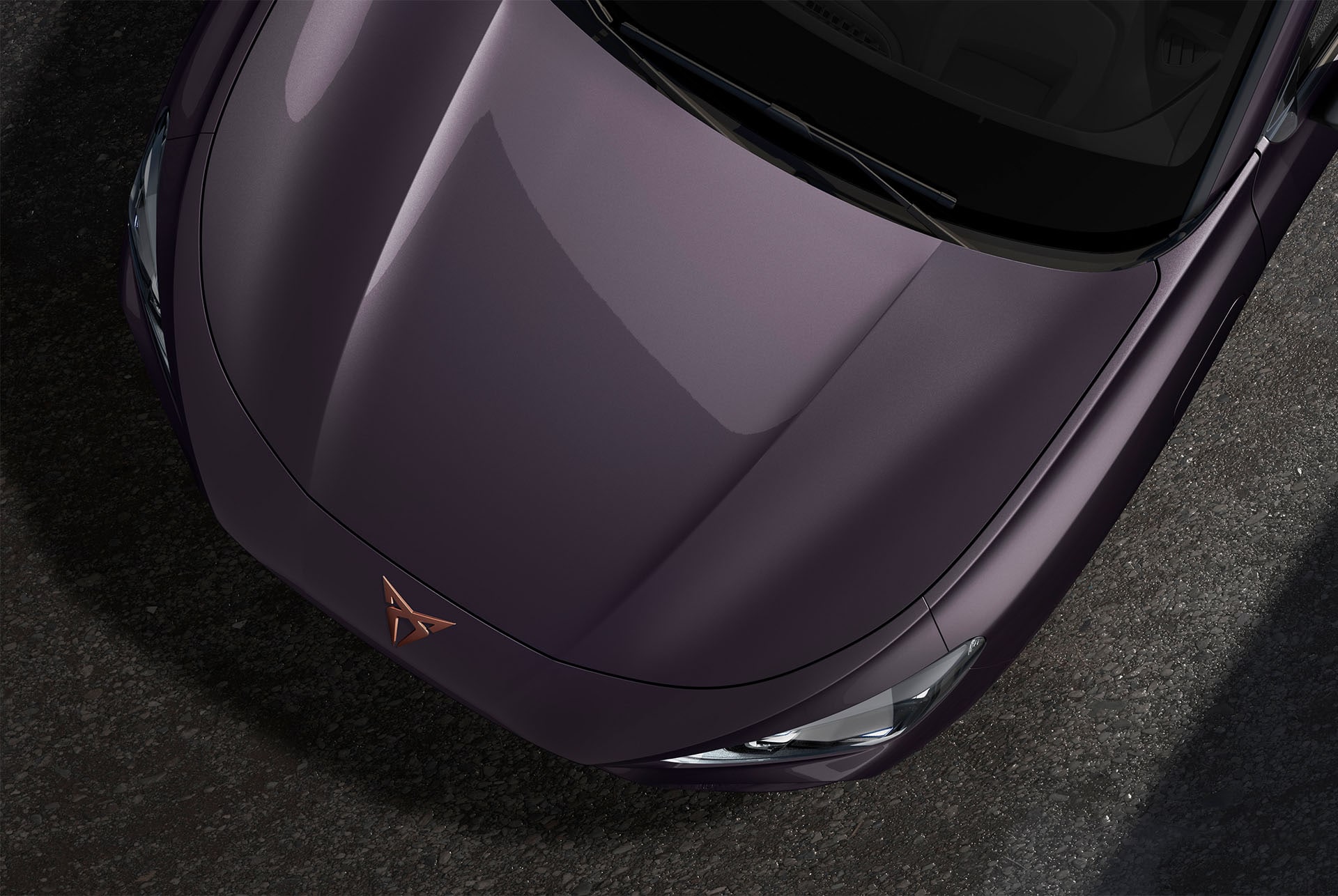 Vaade ülalt CUPRA Terramari kapotile ja esituledele, kerevärv Dark Void.