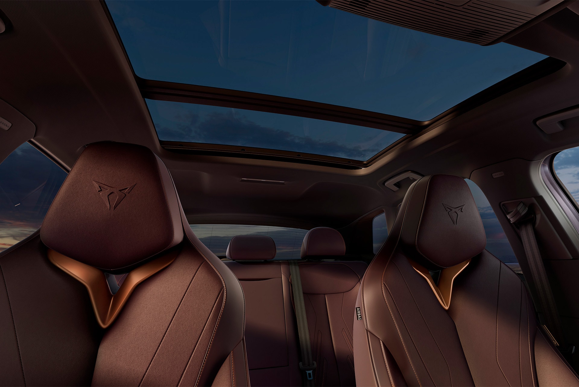 CUPRA Terramar sisekujunduspaketiga High Canyon, elektrilise katuseluugiga panoraamkatus, mis muudab siseruumi valgusküllasemaks ja avaramaks, nahkistmed eestvaates.