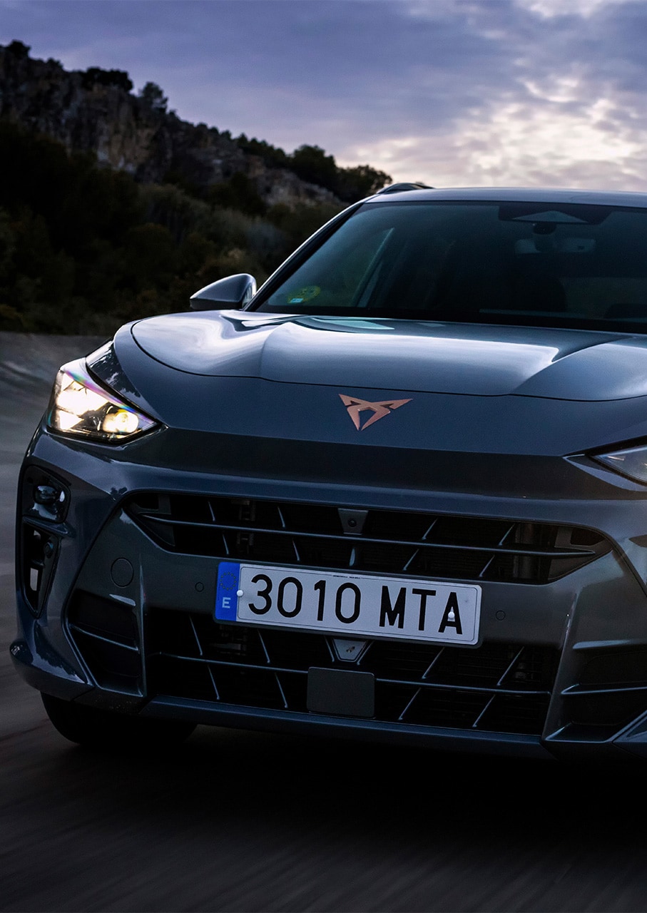 CUPRA Terramar VZ, lähivaade eest, kerevärv Dark Void, Cupra Matrix Ultra LED-esituled, HD-valgustussüsteem ja 20" valuveljed Hadron Copper.